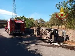 Pace del Mela (Me): ultra ottantenne resta incastrato nell'auto