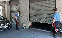 Tentano di svaligiare un garage in complesso nel Catanese: presi