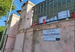 Battiato, i funerali privati a Villa Grazia, fuori una folla commossa