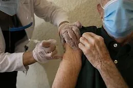Proteggi te e i nonni, la Regione siciliana spinge sui vaccini agli over 80: dose anche all'accompagnatore