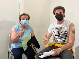 Vaccini, Maria e Daniele insieme all'hub: nonna e nipote per un giorno
