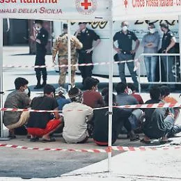 Segretario Coisp: &laquo;A Lampedusa hotspot stracolmo, senz'acqua e con i rifiuti&raquo;