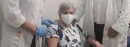 Vaccini, nonnina di 92 anni riceve dose al PalaTupparello di Acireale