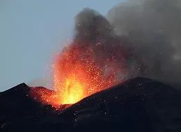 Etna, ci risiamo: attivit&agrave; esplosiva e nube alta 5 km