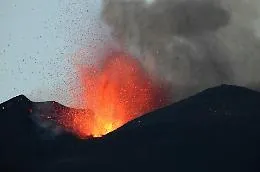L'Etna d&agrave; spettacolo e si placa: conclusi quinto e sesto parossismo