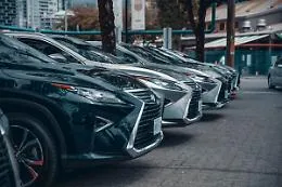 Auto europee nel mirino di Washington: il ritorno dei dazi al 25% minaccia il cuore premium dell&rsquo;industria UE