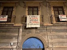 Catania, lenzuoli sui balconi per protestare contro la movida selvaggia