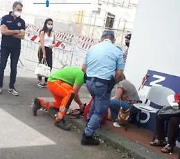 Vaccini, &laquo;A Catania sviene sotto il sole dopo tre ore di attesa&raquo;