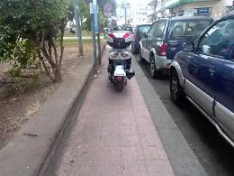 Catania, largo Bordighera: scooter sul marciapiede e auto in zona rimozione