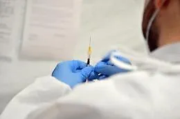 Il caso dell'insegnante di Gela: nesso riconosciuto tra vaccino Covid-19 e decesso, ma nessuna responsabilit&agrave; penale