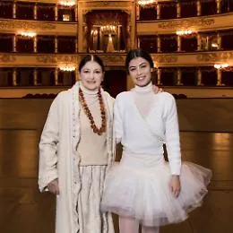 Film "Carla", le ultime foto della Fracci alla Scala con Alessandra Mastronardi