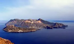 Allarme a Vulcano: erosione compromette la baia, spiaggia ridotta di 20 metri e pontile interdetto