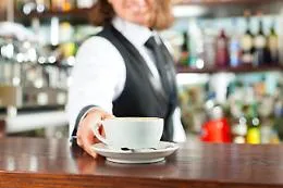 Il giorno delle riaperture, s&igrave; al caff&egrave; al bancone del bar e la cena nei ristoranti al chiuso