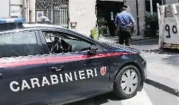 Palma di Montechiaro, infastidiscono i passanti e si scagliano contro i carabinieri: arrestati