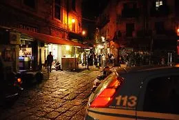 Bottiglie contro agenti in centro a Palermo: ferito un poliziotto