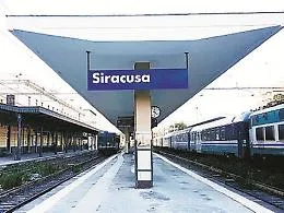 Treni, Catania e Siracusa pi&ugrave; lontane. I pendolari: &laquo;Addio coincidenze&raquo;