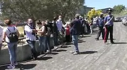 Lacrime e riserbo per l'estremo saluto a Battiato: il video dalla villa di Milo