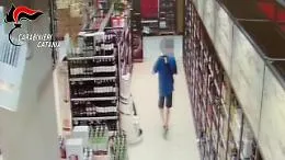 Catania, tre avolesi pizzicati a derubare supermercati: arrestati