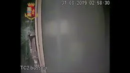 Operazione Jammer, cos&igrave; un escavatore scardina il bancomat: il video