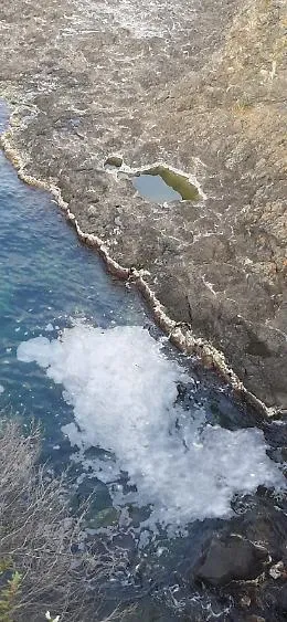 Catania: schiuma persistente e densa sotto il Castello di Aci