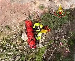 Giovane scooterista precipita in un burrone tra tornanti di Taormina: &egrave; grave