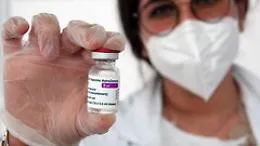 Vaccini, contrordine dell'Ema: &laquo;Astrazeneca va bene per tutti, pi&ugrave; benefici che rischi&raquo;