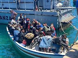 Erano stati respinti ma sono tornati a Lampedusa: 9 tunisini arrestati