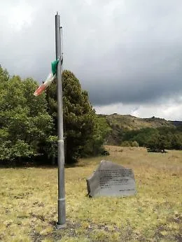 Etna, Piano Vetore. La bandiera donata dal Presidente Ciampi sta per volare via