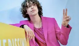 Sangiovanni insultato per strada perch&eacute; vestito di fucsia