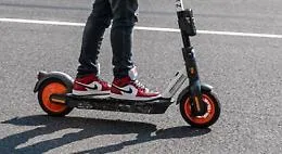 Investito da un monopattino elettrico sulla pista ciclabile, morto un uomo di 77 anni