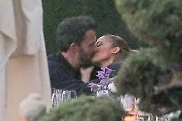 Jennifer Lopez e Ben Affleck, arriva la foto del bacio: &egrave; ufficialmente amore
