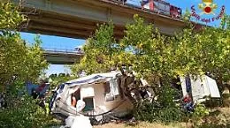 Precipita con l'auto da viadotto sulla Messina-Palermo: morto