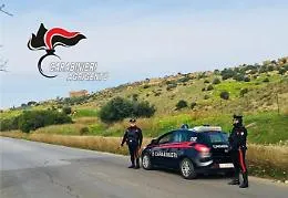 Botte alla moglie con una cintura: i bimbi difendono la loro mamma