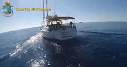 Sei tonnellate di hashish "veleggiavano" nel Canale di Sicilia: sequestro e arresti
