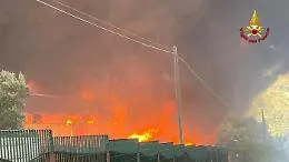 Incendio a vegetazione nel Messinese si propaga a deposito di carta e plastica