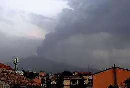 Etna, un'altra notte di fuoco e cenere: sabbia nera su Fornazzo e Giarre