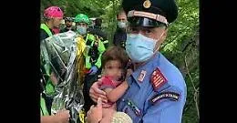 Il miracolo di Nicola: ritrovato vivo  dopo una notte nel bosco il bimbo di 2 anni scomparso