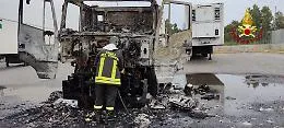 Catania, automotrice di una ditta in fiamme alla Zona Industriale