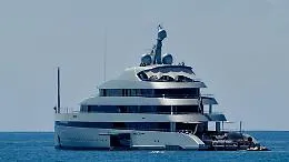A Panarea getta l'ancora il superyacht del miliardario Lundin
