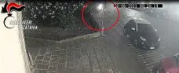 Appicc&ograve; fiamme a 7 auto a Caltagirone: identificato e denunciato