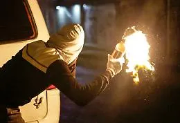 Lanciarono molotov contro coppia: condannati a 15 anni per tentato omicidio
