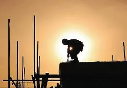 Caldo da bollino rosso. I sindacati: &laquo;Non si pu&ograve; lavorare con 40&deg; sotto il sole&raquo;