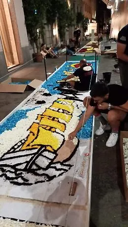 Gli infioratori di Noto in via della Spiga: la fotogallery della prima infiorata milanese