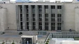 Palermo, detenuto in attesa di processo aggredisce tre agenti in tribunale