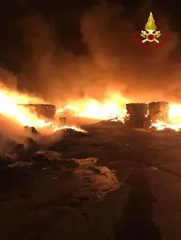 Grammichele, incendio distrugge impianto di trattamento dei rifiuti