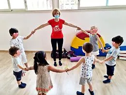 I bambini imparano l'inglese giocando con lo "yoga"