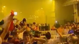 Per festeggiare vittoria Italia circondano e bloccano auto dei carabinieri: un Daspo