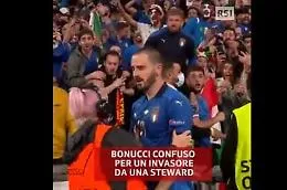 Italia Spagna, Bonucci scambiato per un invasore dallo steward di Wembley