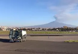Etna, si torna a spazzare la cenere e dopo la bonifica riapre pista aeroporto di Catania