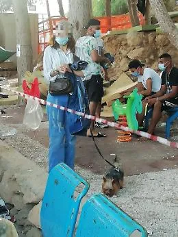 Sbarca con bandana, borsetta e cagnolino e il leghista protesta: &laquo;E' in vacanza?&raquo;